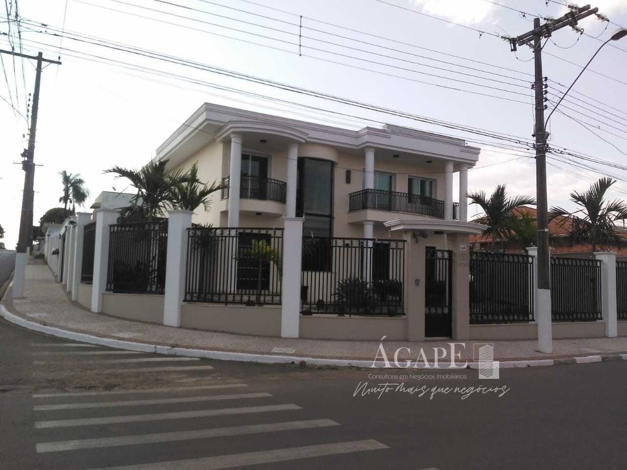 Casa com 4 dormitórios em Artur Nogueira